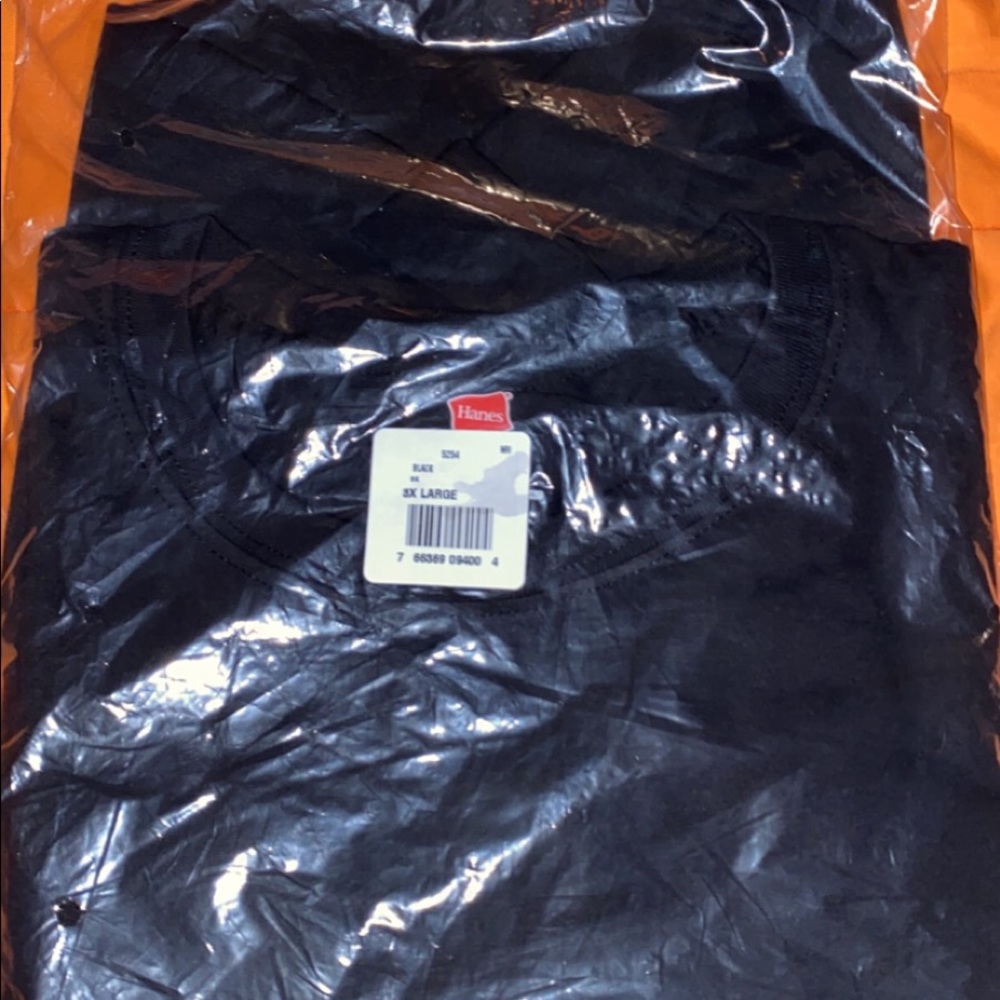 1 Black Hanes T-shirt size 3X
